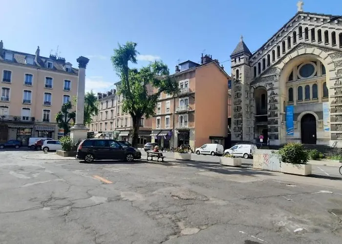 Cosy And Calm In Heart With Free And Large Parking Q-park Chavant